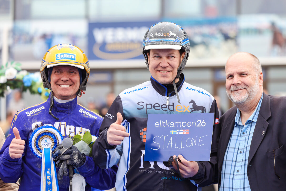 Björn Goop ja Antti Ojanperä vastaanottavat Elitkampen-kutsun palkintona Erkon pokaalin voitosta.
