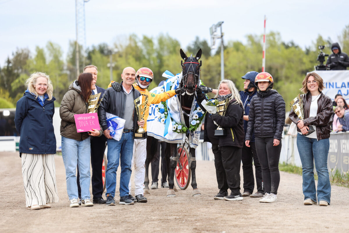 Finlandia-Ajon voittanut Diva Ek ja tukijoukot palkitsemisen jälkeen